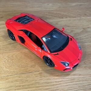 1:18 Burago Lamborghini Aventador LP700-4 Diecast Car